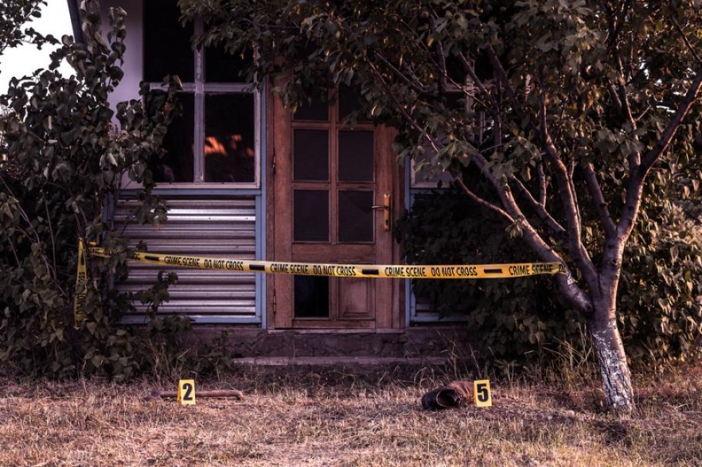 Un bărbat și-a omorât sora însărcinată iar apoi a dat foc cadavrului